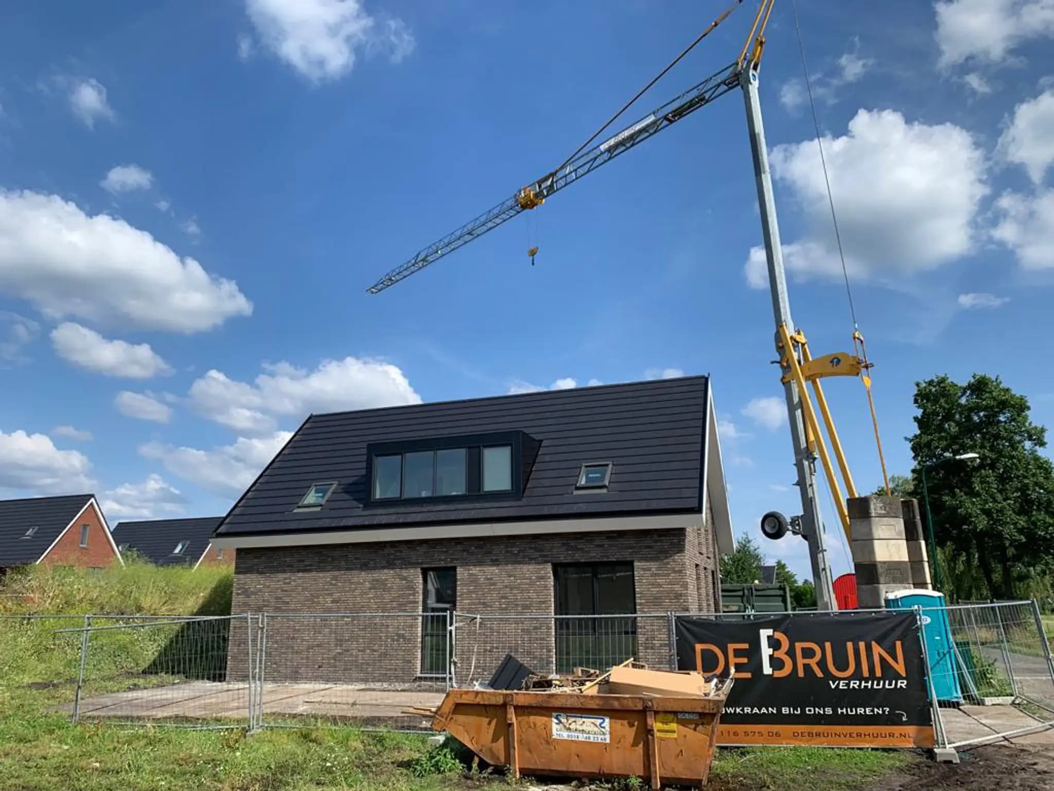 Bouwkraan bij een huis die af is