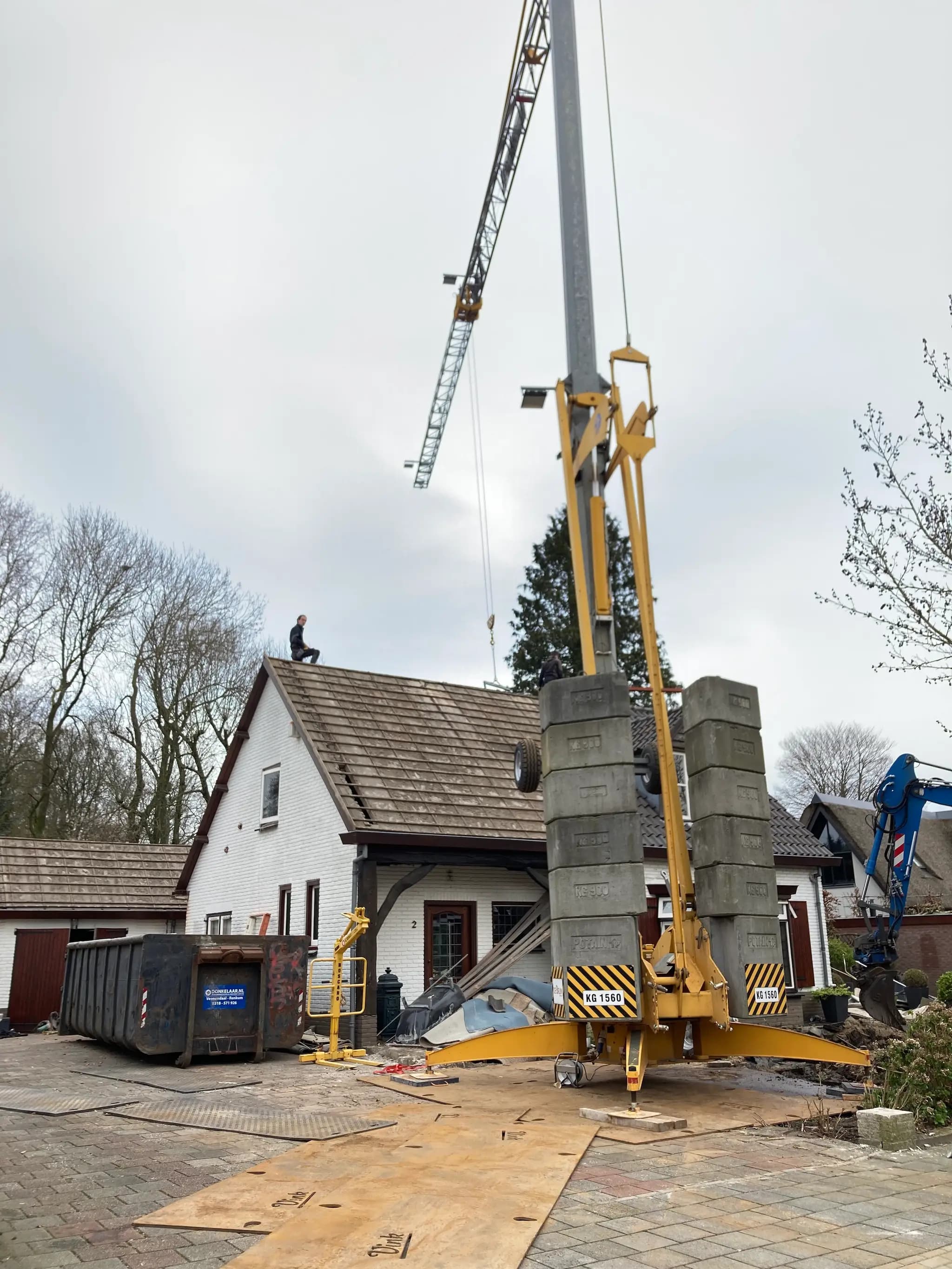 Bouwkraan bij een huis waar het dak vervangen wordt