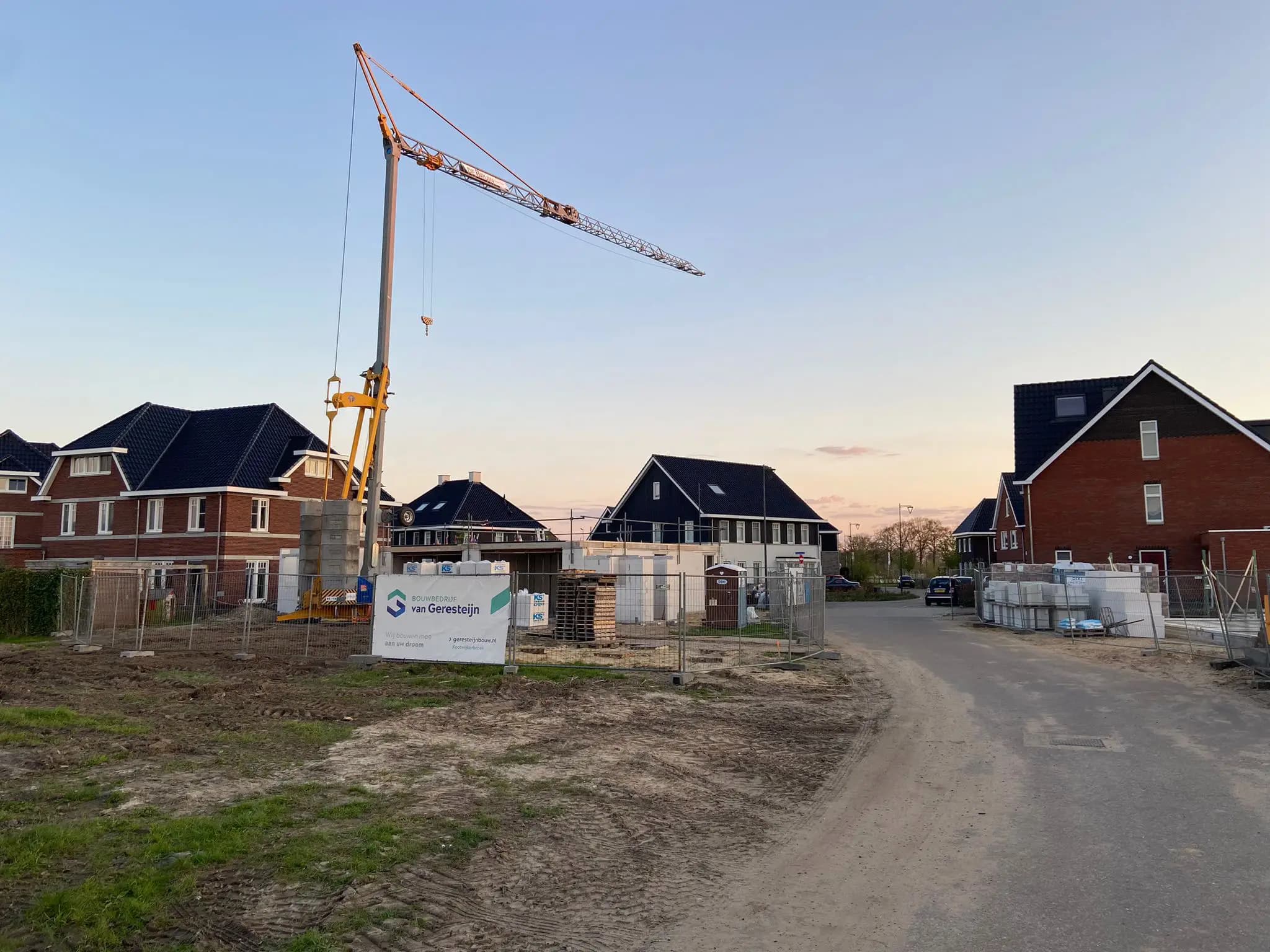 Bouwkraan bij vier huizen